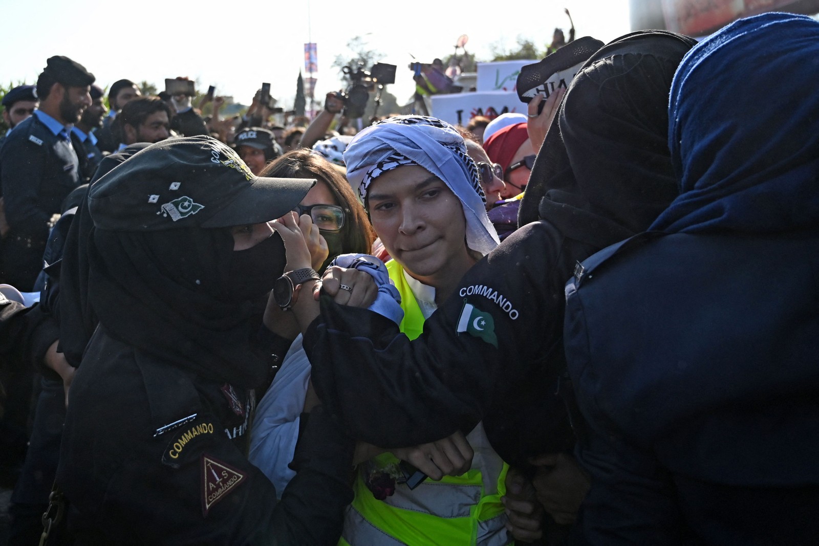 Manifestantes são contidas por policias durante a 'Marcha Aurat', no Paquistão — Foto: AAMIR QURESHI