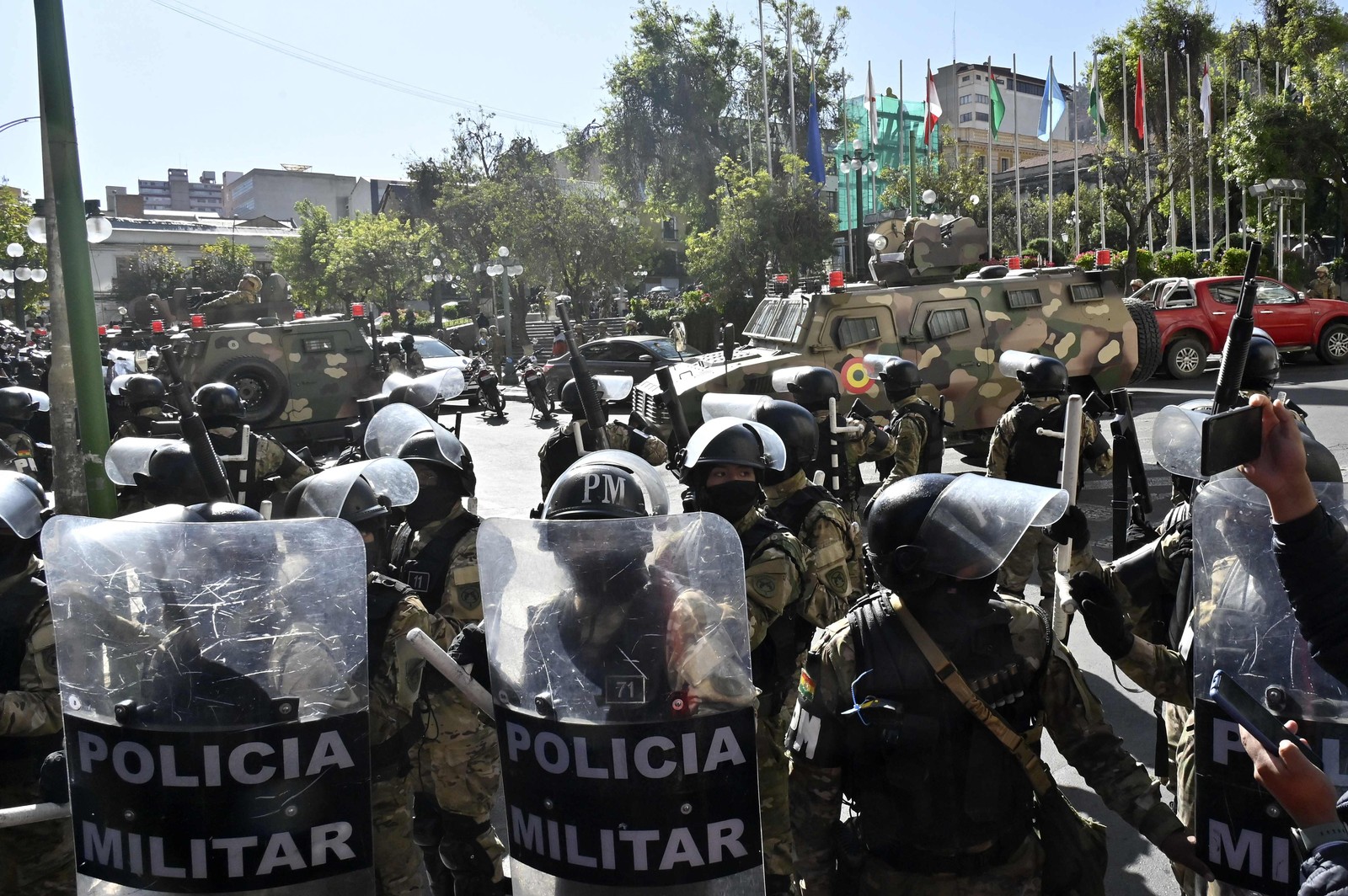 Tropas militares posicionadas em frente ao Palácio Quemado, na Plaza Murillo, em La Paz — Foto: AIZAR RALDES / AFP