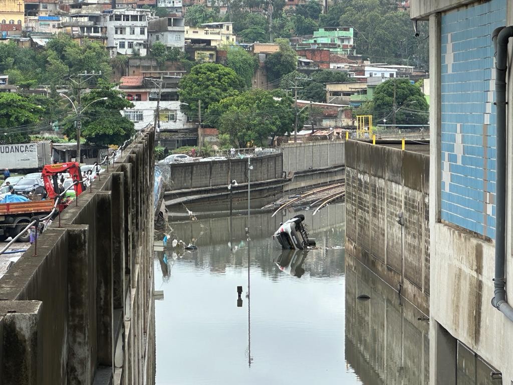 Cai parte do muro do metrô na estação Acari / fazenda botafogo. Carro foi parar na linha do metrô — Foto: Márcia Foletto