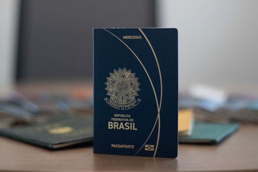 A capa do novo modelo do passaporte brasileiro, que a Polícia Federal e a Casa da Moeda começaram a emitir neste dia 3 de outubro