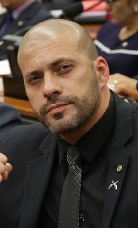 Com broche de armas na lapela do paletó, Daniel posa na Câmara dos Deputados — Foto: Reprodução 