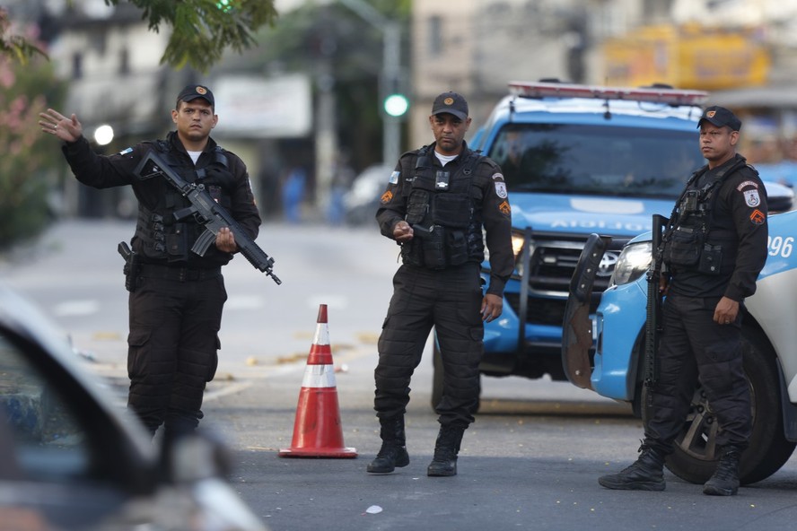 Na foto, policiais na Estrada do Itararé, que foi fechada pela PM.