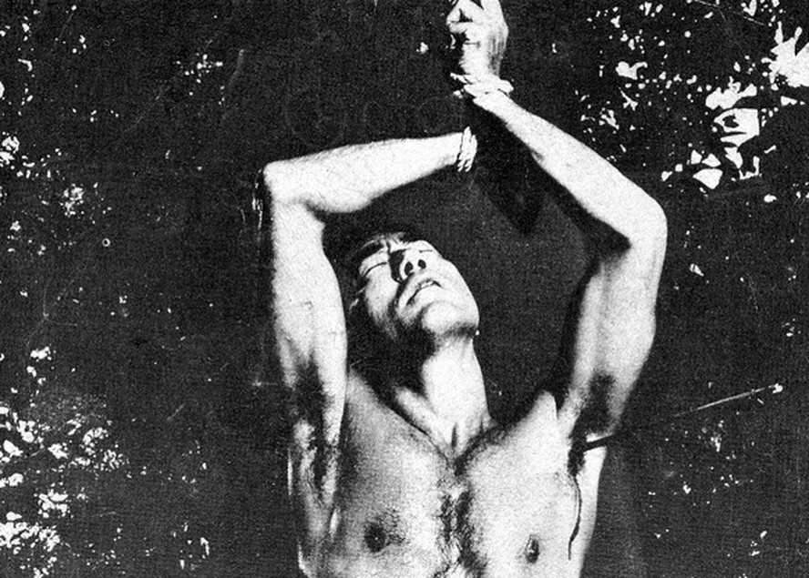 Mishima como ator em cena. Para o escritor e dramaturgo, a glória e a beleza nunca estão longe de uma morte heroica; de preferência na juventude