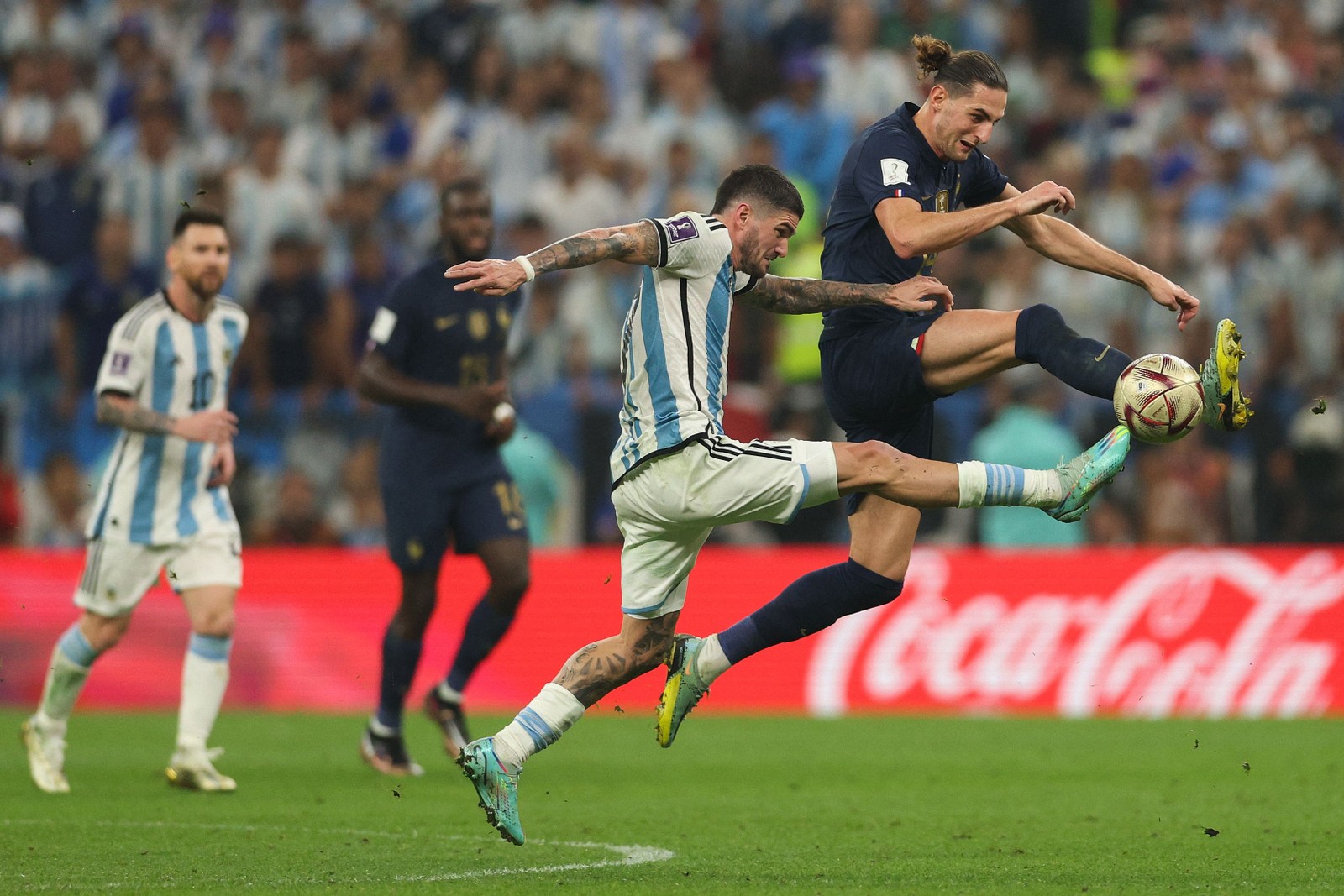 De Paul luta pela bola com o meio-campista da França Adrien Rabiot — Foto: Adrian DENNIS / AFP