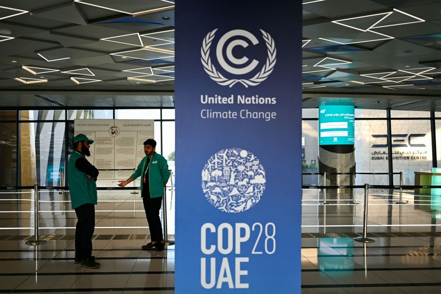 Anúncio da COP28 numa estação de metrô em Dubai, nos Emirados Árabes Unidos