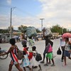 Pessoas fogem de violência em no bairro de Petion-ville, em Porto Príncipe, em 30 de janeiro de 2024 - Richard PIERRIN / AFP