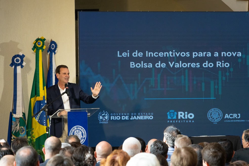 Eduardo Paes em evento de sanção à lei que reduz o ISS dos negócios relativos ao mercado financeiro na cidade — Foto: Jeff Augusto / Secretaria de Desenvolvimento Econômico do Rio