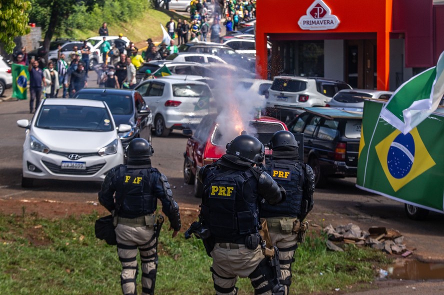 Agentes da PRF e apoiadores de Jair Bolsonaro
