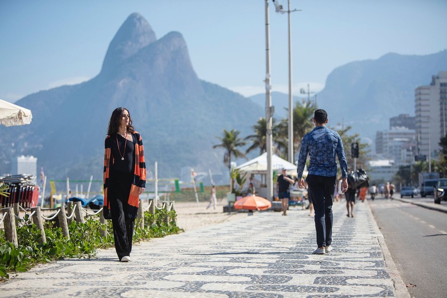 A modelo Alana Rozentino no calçadão da Praia do Leblon