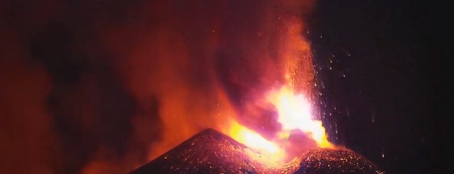 Vulcão Etna entrou em erupção na Itália — Foto: Reprodução/Twitter