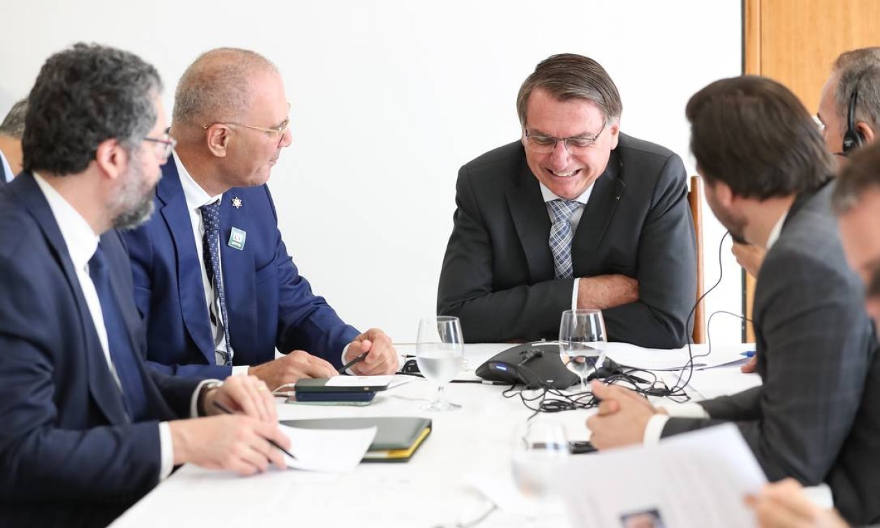 Jair Bolsonaro durante reunião na qual telefonou para o primeiro ministro de Israel, Benjamin Netanyahu: sem máscara ou distanciamento, em ambiente fechado — Foto: Marcos Corrêa / Presidência da República - 12/02/2021