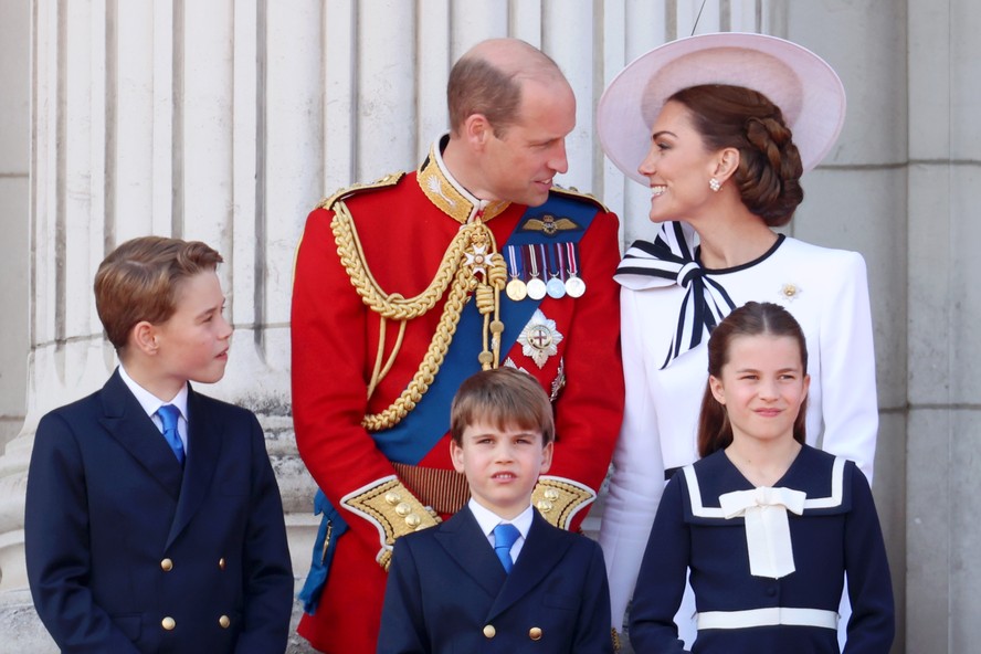 Príncipe George, príncipe William, príncipe Louis, princesa Charlotte e Kate Middleton