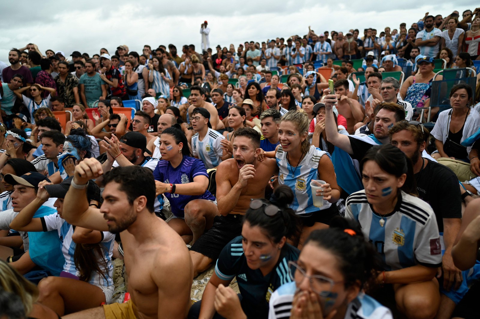 Torcedores da Argentina durante a transmissão ao vivo da partida na praia de Copacabana, no Rio de Janeiro — Foto: MAURO PIMENTEL/AFP