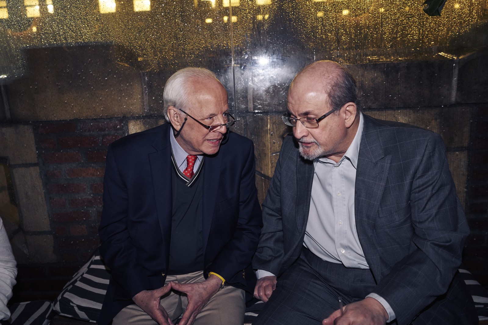 John Dean, que trabalhou para o presidente Richard Nixon e escreveu quatro livros sobre seu governo, e Salman Rushdie conversam durante um coquetel organizado pelo Ethics Center of Australia, em Nova York — Foto: An Rong Xu / The New York Times