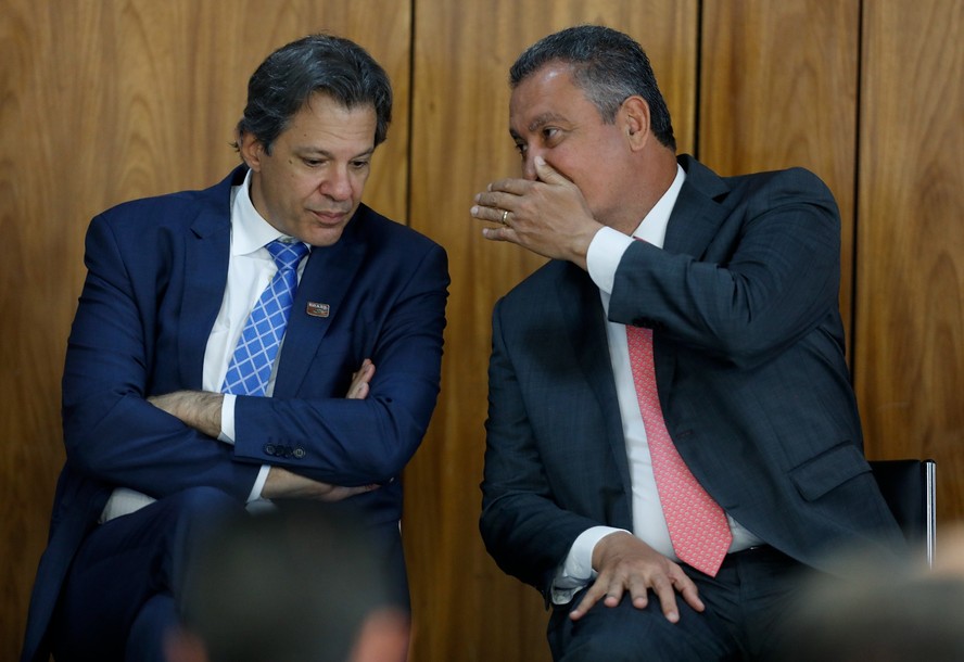 Ministro da Fazenda, Fernando Haddad, à esquerda, e ministro da Casa Civil, Rui Costa, à direita
