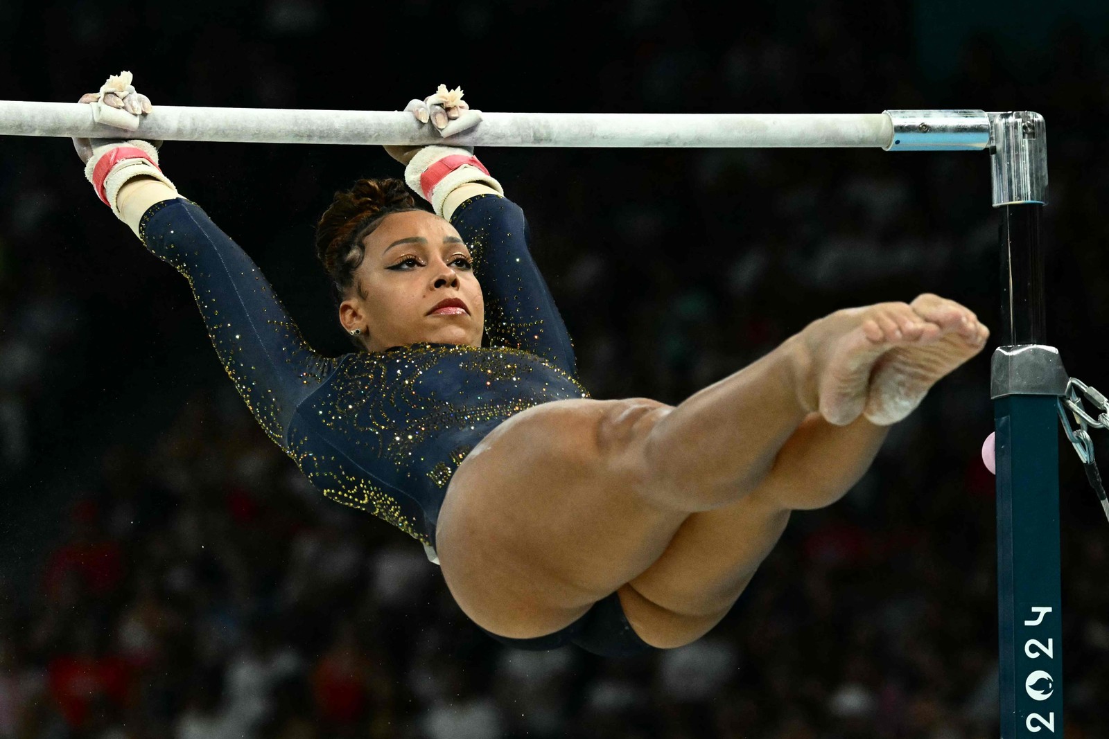 A brasileira Lorrane Oliveira compete na prova de barras assimétricas na final por equipes femininas de ginástica artística — Foto: Loic VENANCE / AFP