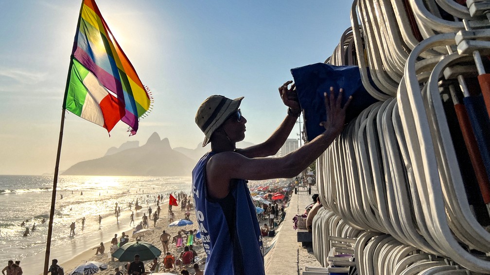 Praia do Arpoador ainda estava lotada no final da tarde de sábado (11) — Foto: Ana Branco/Agência O Globo