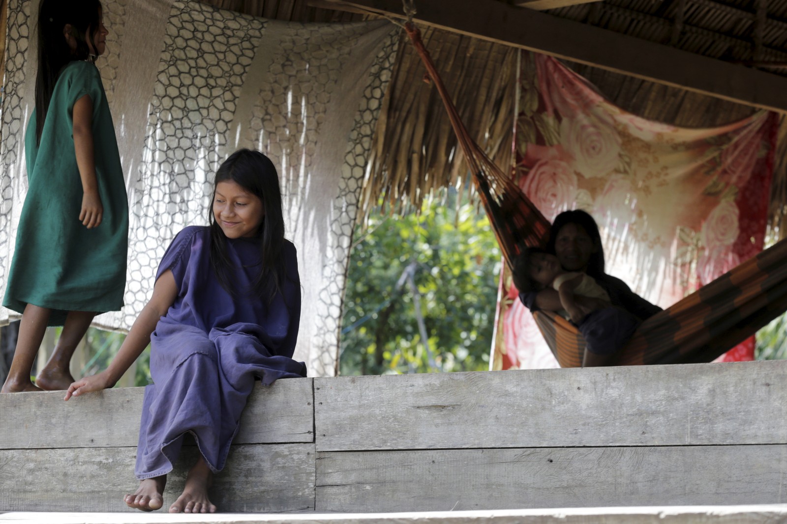 Desde pequenos, a partir dos 10 anos, recebem instruções para cuidar da própria casa no futuro — Foto: Domingos Peixoto / Agência O Globo