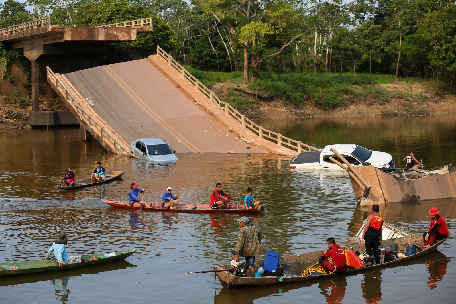 Moradores e socorristas buscam pessoas que caíram no rio Curuçá após uma ponte desabar no município careiro da Várzea, estado do Amazonas — Foto: MICHAEL DANTAS / AFP