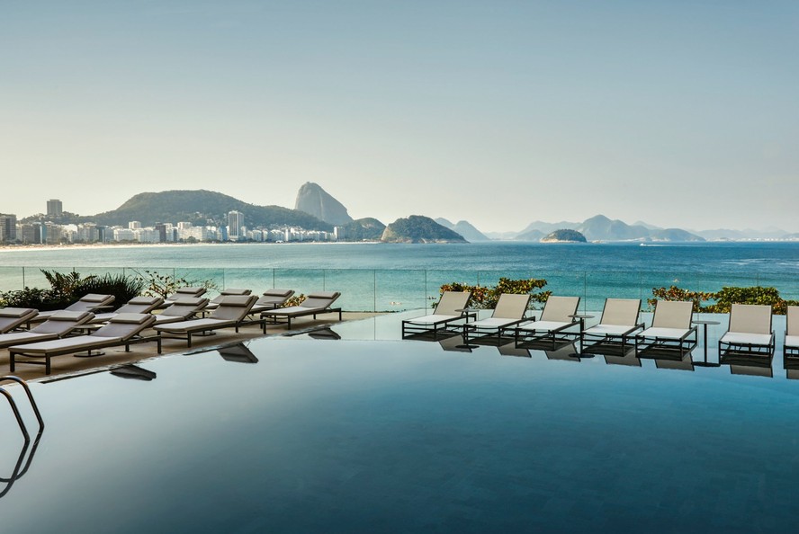 Piscina de borda infinita é apenas uma das atrações oferecidas por hotéis da orla de Copacabana, que terá show de Madonna