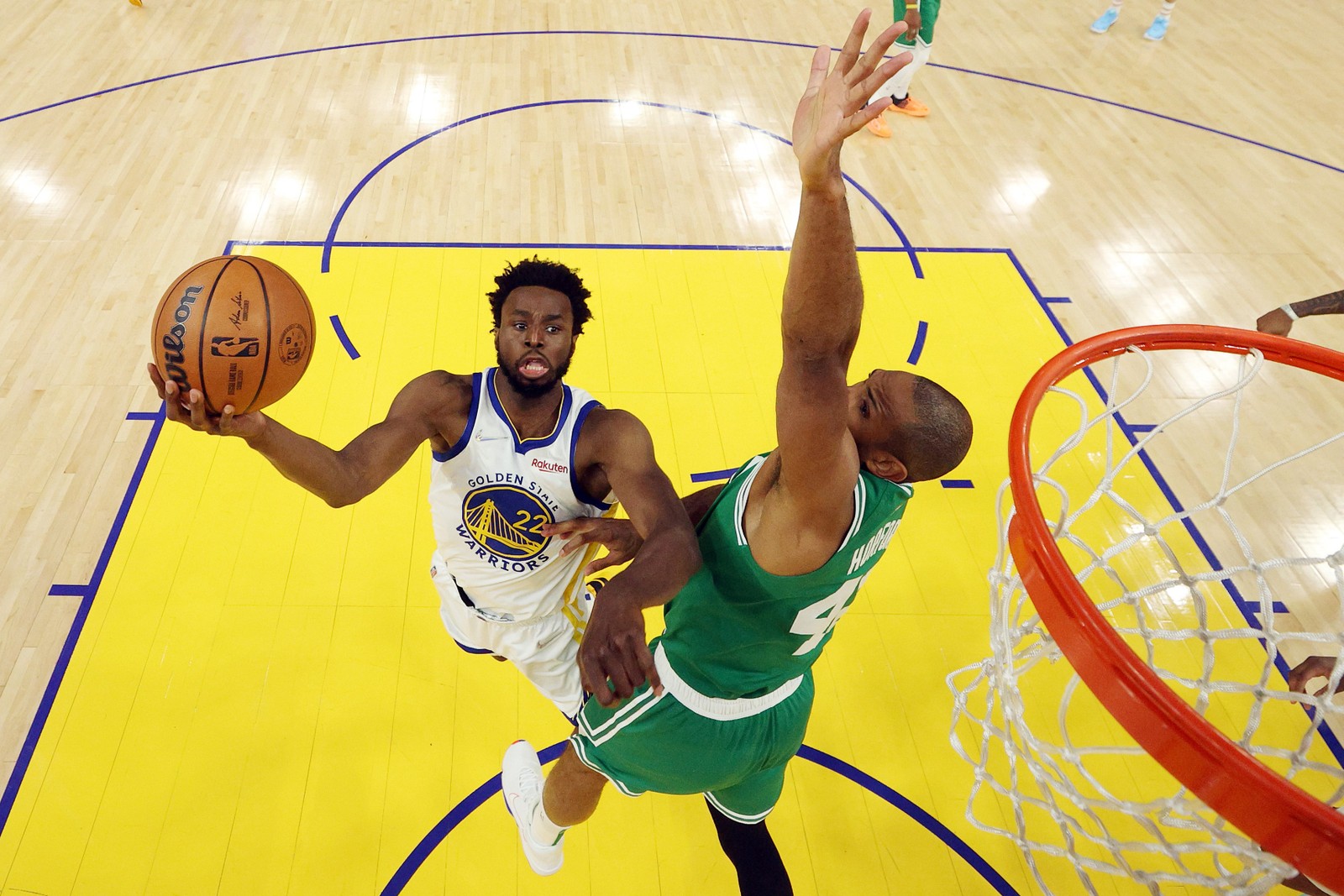 Andrew Wiggins, do Golden State Warriors, e Al Horford, do Boston Celtics, durante o primeiro tempo do primeiro jogo das finais da NBA de 2022, no Chase Center, 2 de junho, em São Francisco, Califórnia.  — Foto: Ezra Shaw/Getty Images/AFP