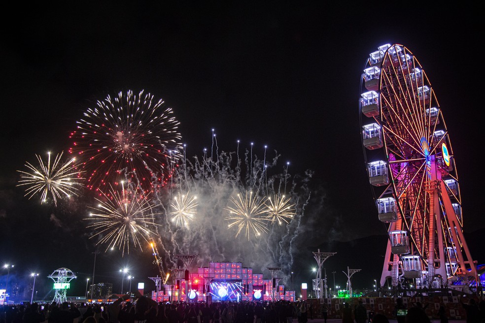 Fogos no Palco Mundo no final do evento teste do Rock in Rio — Foto: Hermes de Paula