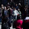 Paulistanos caminham agasalhados em dia de frio recorde no ano em São Paulo - Maria Isabel Oliveira/O GLOBO