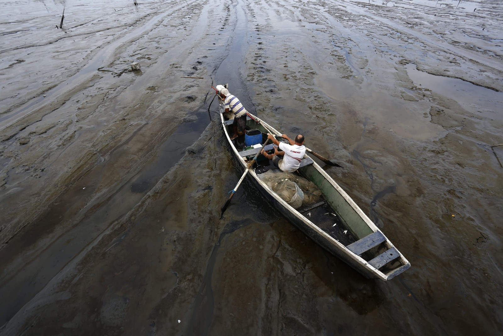 Pescador precisa vencer mais de 200 metros de lama  — Foto: Custodio Coimbra