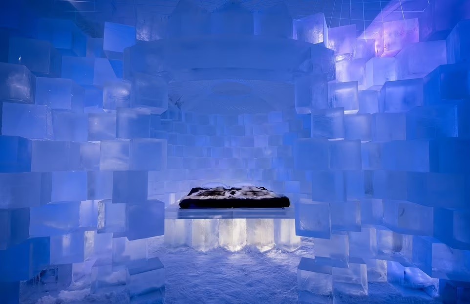 Na suíte 'UV', criada pelos designers franceses Nicolas Triboulot e Fernand Manzi para a temporada 2022 do Icehotel, na Suécia, o hóspede tem a sensação de estar numa forma de geloReprodução