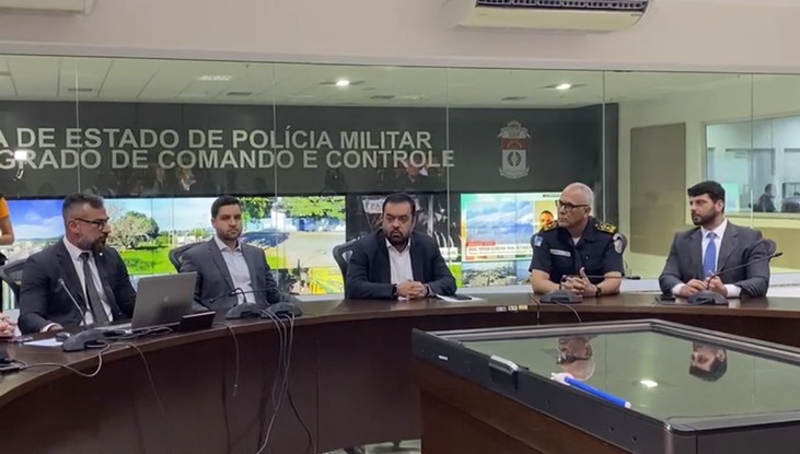 O governador Cláudio Castro, ao centro, em reunião com representantes da Segurança do estado do Rio