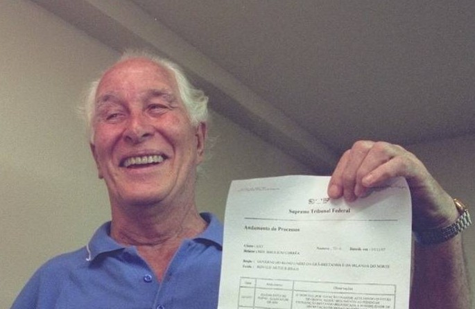 Ronald Biggs mostra cópia de documento do STF com arquivamento do pedido de extradição — Foto: Agência O Globo