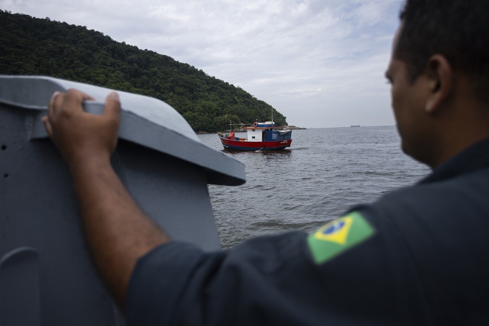 Militares da Marinha do Brasil fazem patrulhamento no Porto de Santos no âmbito da GLO — Foto: Maria Isabel Oliveira/O GLOBO