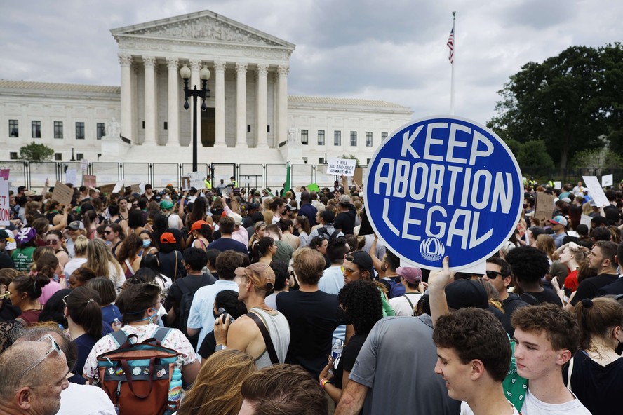 Manifestantes a favor do direito ao aborto se concentram diante da Suprema Corte dos EUA, em Washington