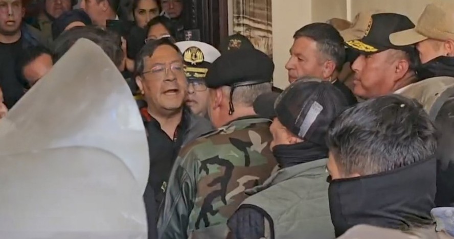 O presidente boliviano, Luis Arce, encontrou-se cara a cara com o líder da tentativa de golpe militar na Bolívia, nas portas do Palácio Presidencial. O comandante do Exército, general Juan José Zuñigaque se negou a entregar o cargo