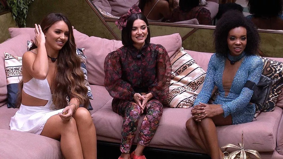 O trio de amigas Rafa Kalimann, Manu Gavassi e Thelma Assis formou a decisão do "BBB" 20. A médica foi a campeã da edição, com 44% dos votos — Foto: Reprodução/TV Globo