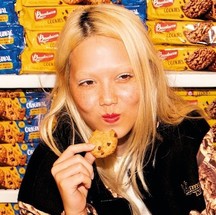 Moletom com cara de biscoito: a Bauducco lançou uma linha inspirada nos tradicionais cookies de chocolate em parceria com a empresa de streetwear Kings Sneakers teve metade do estoque vendido em usa semanass, — Foto: Divulgação 