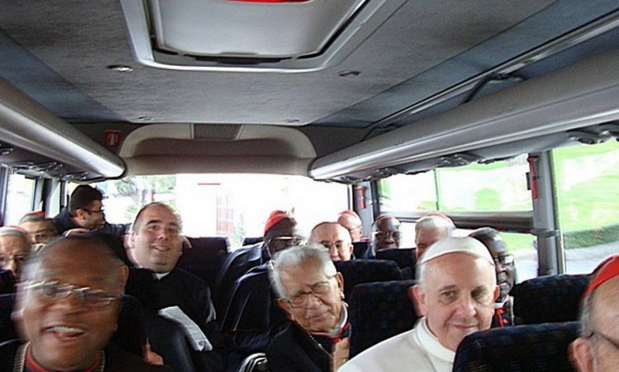 Já eleito Papa, Francisco dispensa a limusine e viaja de ônibus com os cardeais  — Foto: Reprodução