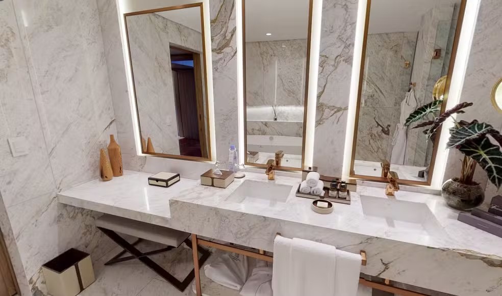 Banheiro de uma das habitações mais caras do Hotel Fairmont, onde Andrea Bocelli se apresenta — Foto: Reprodução