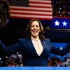 A vice-presidente dos Estados Unidos, Kamala Harris, candidata democrata à presidência, em um comício para a apresentação de seu companheiro de chapa, o governador Tim Walz, na Filadélfia - Erin Schaff/The New York Times