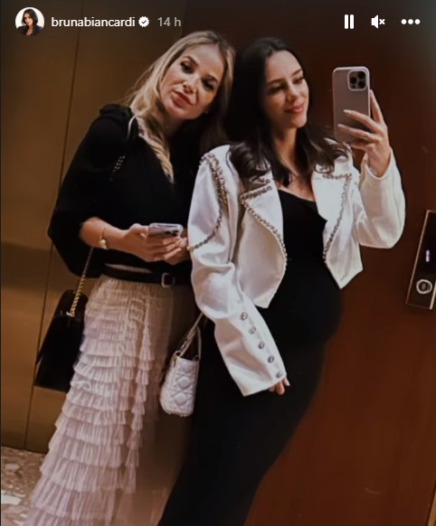 Bianca Coimbra e Bruna Biancardi posam juntas antes de jantar na Arábia Saudita — Foto: Reprodução/Instagram