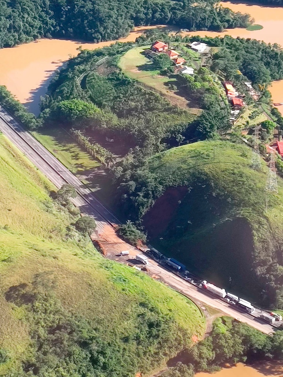 Queda de barreira em Piraí interdita Serra das Araras  — Foto: Foto Genilson Araújo/ TV Globo