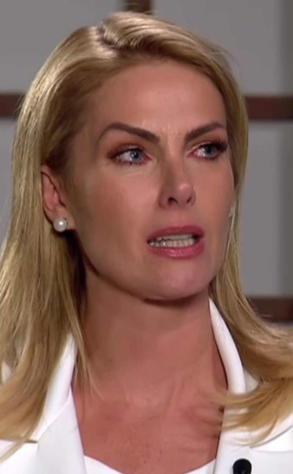 Ana Hickmann chorou durante a entrevista — Foto: Reprodução/TV Record