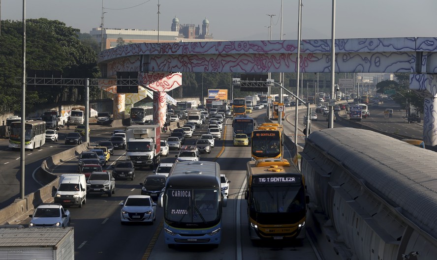 Avenida Brasil: no horário do rush, pista seletiva é apenas para ônibus e táxis; BRT também ocupa faixa exclusiva