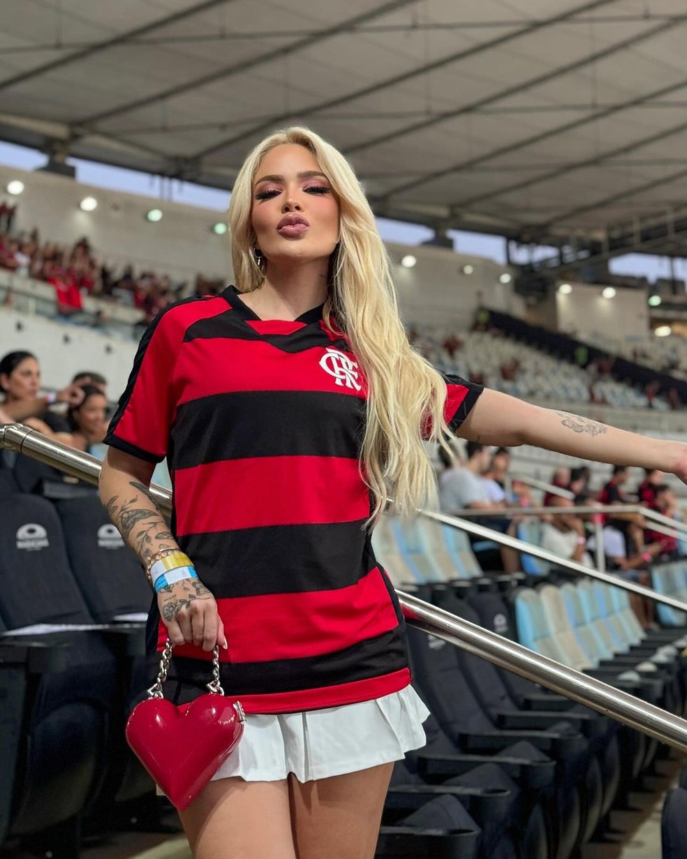 Karoline Lima prestigiou Léo Pereira diretamente do Maracanã — Foto: Reprodução Instagram