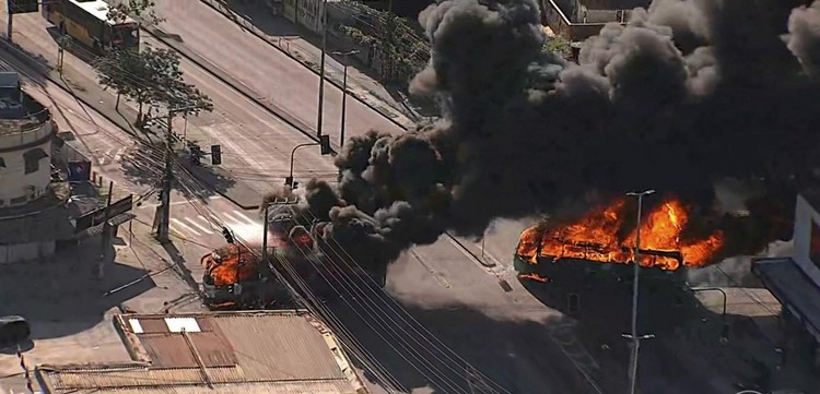 Criminosos incendeiam ônibus após morte de miliciano em confronto com a polícia em 23 de outubro de 2023