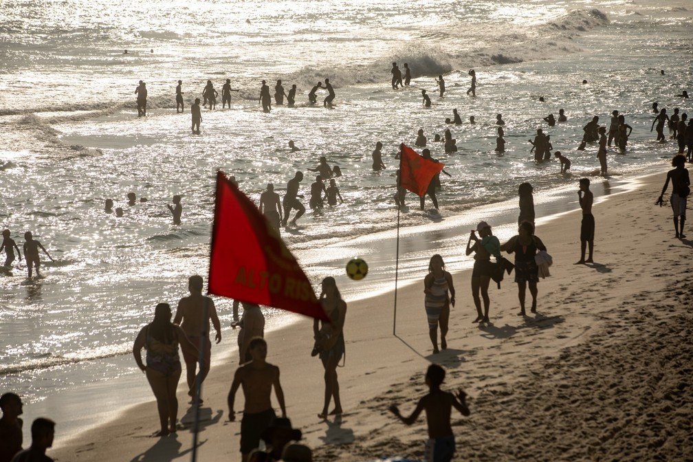 Apesar da bandeira vermelha, cariocas e turistas lotam praia de Ipanema — Foto: Ana Branco/Agência O Globo