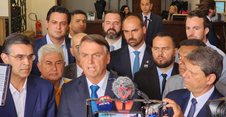 Jair Bolsonaro fala à imprensa após o governador de São Paulo, Rodrigo Garcia (à esq.), declarar apoio à sua reeleição e à candidatura de Tarcísio Freitas (à dir.) ao Palácio dos Bandeirantes