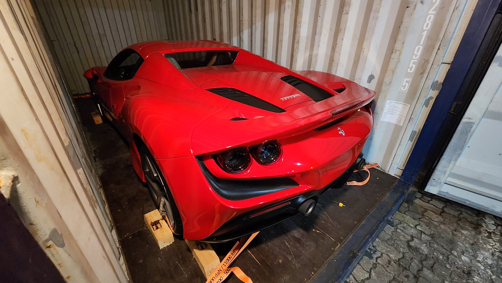 Ferrari apreendida no Porto do Rio pode custar até R$ 4,5 milhões e será levada para depósito da Receita — Foto: Lucas Tavares / Agência O Globo