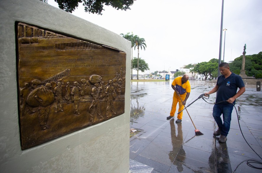 Placa comemorativa aos 80 anos da Segunda Guerra Mundial, na Praça Mauá.