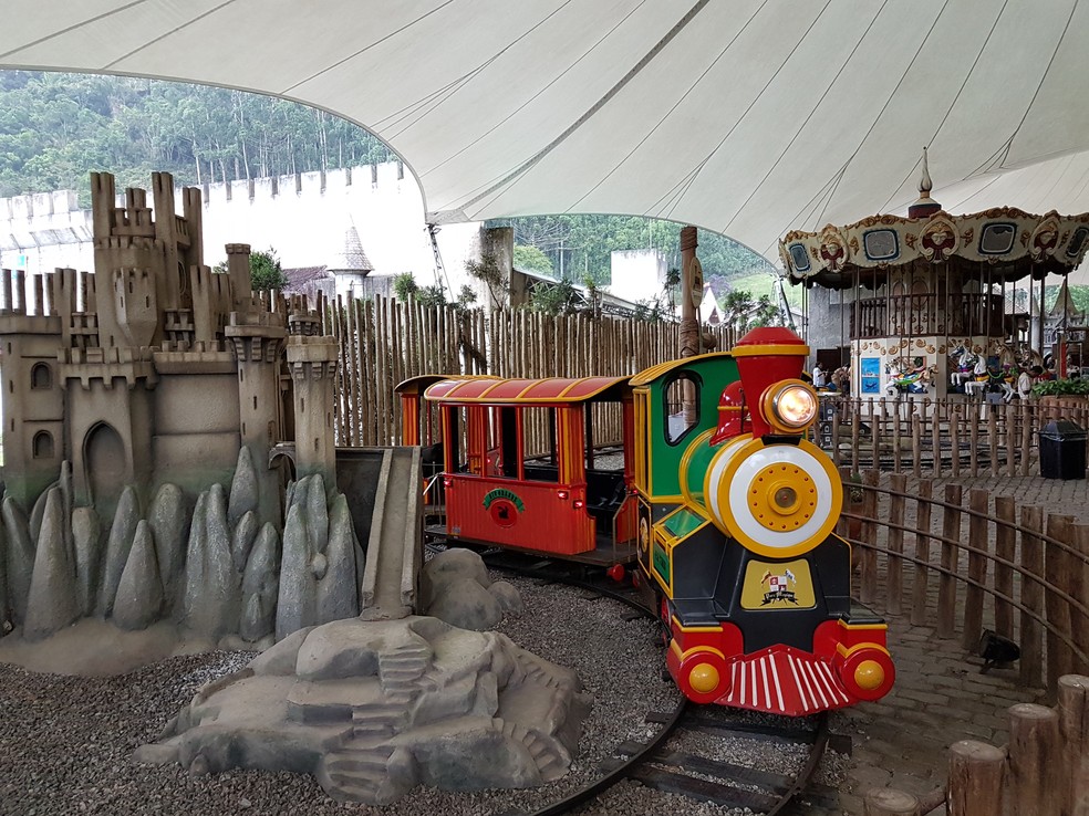 Trenzinho do Parc Magique, o parque de diversões que faz parte do complexo Le Canton, em Teresópolis — Foto: Eduardo Maia